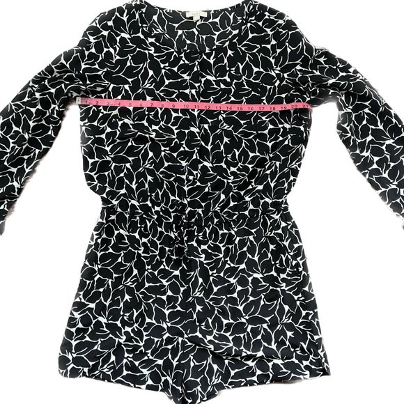 LOFT One-Piece Black & White (Cream) Leaf Pattern Jumpsuit Romper Size 10 - Picture 11 of 14